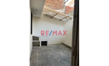 🏡 ¡Oportunidad única! Adquiere una casa al precio de un departamento, estratégicamente ubicada en una urbanización cerrada, tranquila y con seguridad