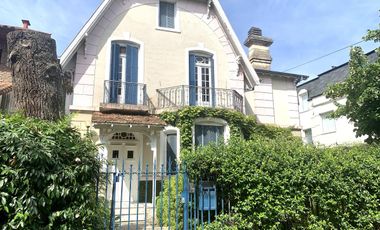 Casa en alquiler anual con muebles- 4 dormitorios. Jardín con pileta - Martinez