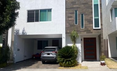 Casa en venta, Lomas de Angelópolis 2. 3 recámaras c/u con baño, roof y jardín