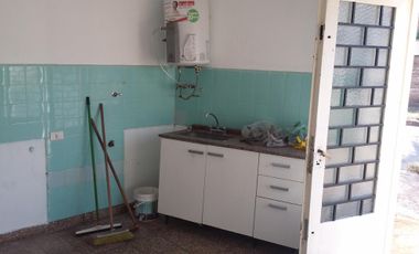 San Andres. I.Casares esquina Saavedra.Ph 3 ambientes, 2 dormitorios, cocina-comedor, baño lavadero