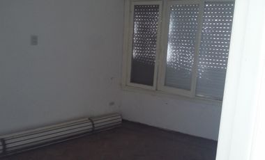 San Andres. I.Casares esquina Saavedra.Ph 3 ambientes, 2 dormitorios, cocina-comedor, baño lavadero