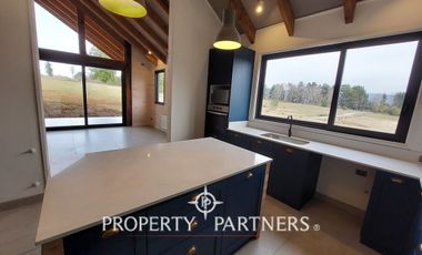 Gran casa estilo galpón en Parque Los Guindos