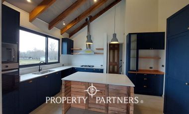 Gran casa estilo galpón en Parque Los Guindos