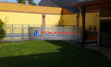 VENTA - TAPIALES - EXCELENTE CASA 7 AMBIENTES - DETALLES DE CATEGORIA - SE TOMARIA DEPTO. EN PARTE DE PAGO