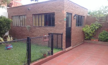 EXCELENTE PH DE 3 AMBIENTES CON FONDO Y QUINCHO,CON GARAGE CUBIERTO,