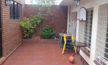 EXCELENTE PH DE 3 AMBIENTES CON FONDO Y QUINCHO,CON GARAGE CUBIERTO,