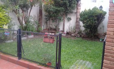 EXCELENTE PH DE 3 AMBIENTES CON FONDO Y QUINCHO,CON GARAGE CUBIERTO,