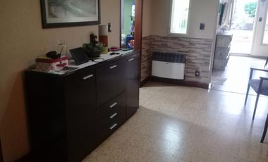 EXCELENTE PH DE 3 AMBIENTES CON FONDO Y QUINCHO,CON GARAGE CUBIERTO,