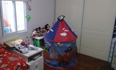 EXCELENTE PH DE 3 AMBIENTES CON FONDO Y QUINCHO,CON GARAGE CUBIERTO,