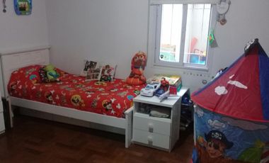 EXCELENTE PH DE 3 AMBIENTES CON FONDO Y QUINCHO,CON GARAGE CUBIERTO,