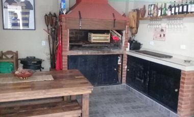 EXCELENTE PH DE 3 AMBIENTES CON FONDO Y QUINCHO,CON GARAGE CUBIERTO,