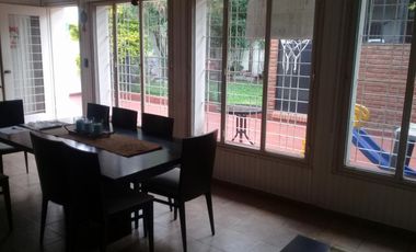 EXCELENTE PH DE 3 AMBIENTES CON FONDO Y QUINCHO,CON GARAGE CUBIERTO,