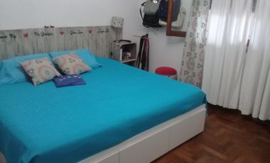 EXCELENTE PH DE 3 AMBIENTES CON FONDO Y QUINCHO,CON GARAGE CUBIERTO,