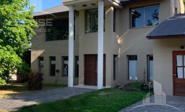 Casa 4 ambientes en 2 plantas con pileta en alquiler - Barrio El Carmencito
