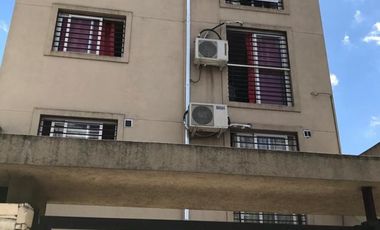 VENTA Y/O PERMUTA - MORÓN CENTRO - MITRE 1289 - IMPECABLE  DEPTO. 2 AMBIENTES EN 3° PISO AL FRENTE, MUY VENTILADO Y LUMINOSO
