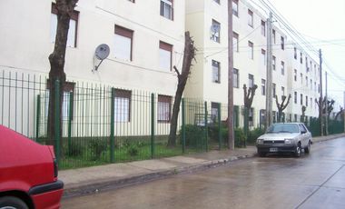 LONGCHAMPS - BARRIO VIPLASTIC - DEPARTAMENTO DE 3 AMBIENTES EN EXCELENTE ESTADO Y UBICACION. AREAS VERDES Y DE ESPARCIMIENTO.