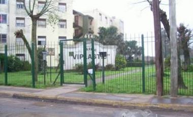 LONGCHAMPS - BARRIO VIPLASTIC - DEPARTAMENTO DE 3 AMBIENTES EN EXCELENTE ESTADO Y UBICACION. AREAS VERDES Y DE ESPARCIMIENTO.