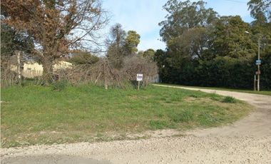 Terreno en esquina/ Barrio El Tejado