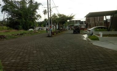 RUMAH 2 LT DEKAT BANDARA SAMRATULANGI TEPI JALAN UTAMA