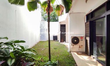 Rumah Lama Terawat Bebas Banjir di Jl Bangka 2 Cocok Untuk Hunian