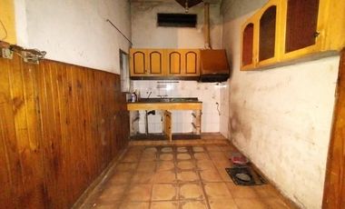 AMPLIO PH DE 3 AMBIENTES CON COCHERA, 2 DORMITORIOS, LIVING COMEDOR, COCINA Y BAÑO.