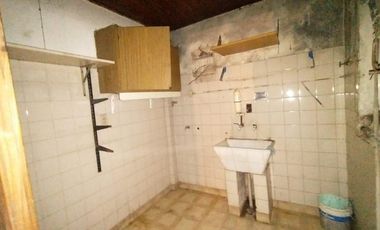 AMPLIO PH DE 3 AMBIENTES CON COCHERA, 2 DORMITORIOS, LIVING COMEDOR, COCINA Y BAÑO.