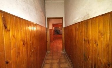 AMPLIO PH DE 3 AMBIENTES CON COCHERA, 2 DORMITORIOS, LIVING COMEDOR, COCINA Y BAÑO.