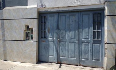 AMPLIO PH DE 3 AMBIENTES CON COCHERA, 2 DORMITORIOS, LIVING COMEDOR, COCINA Y BAÑO.