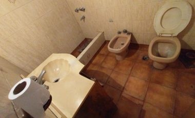 AMPLIO PH DE 3 AMBIENTES CON COCHERA, 2 DORMITORIOS, LIVING COMEDOR, COCINA Y BAÑO.