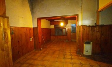 AMPLIO PH DE 3 AMBIENTES CON COCHERA, 2 DORMITORIOS, LIVING COMEDOR, COCINA Y BAÑO.