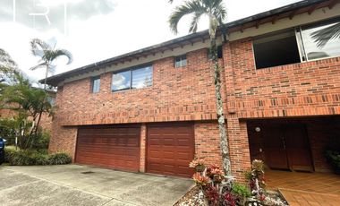 casa en venta en el poblado. Cod V11138