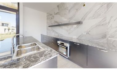 Casa cuatro ambientes. Parque. Rumencó Joven. Venta.