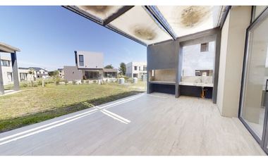 Casa cuatro ambientes. Parque. Rumencó Joven. Venta.