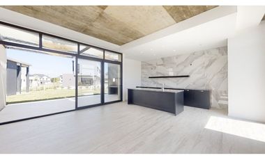 Casa cuatro ambientes. Parque. Rumencó Joven. Venta.