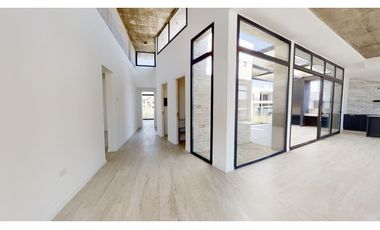Casa cuatro ambientes. Parque. Rumencó Joven. Venta.