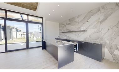 Casa cuatro ambientes. Parque. Rumencó Joven. Venta.