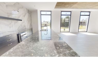 Casa cuatro ambientes. Parque. Rumencó Joven. Venta.