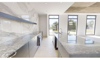 Casa cuatro ambientes. Parque. Rumencó Joven. Venta.