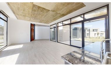 Casa cuatro ambientes. Parque. Rumencó Joven. Venta.