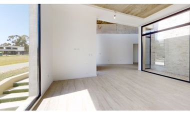 Casa cuatro ambientes. Parque. Rumencó Joven. Venta.
