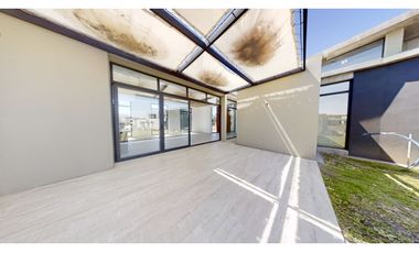 Casa cuatro ambientes. Parque. Rumencó Joven. Venta.