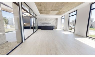 Casa cuatro ambientes. Parque. Rumencó Joven. Venta.