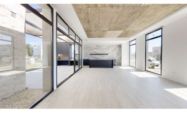 Casa cuatro ambientes. Parque. Rumencó Joven. Venta.