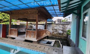 VILLA YANG LINGKUNGANNYA ASRI DI DAERAH CIPANAS