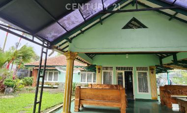 VILLA YANG LINGKUNGANNYA ASRI DI DAERAH CIPANAS