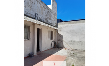 RETASADA - CASA CON CUATRO AMBIENTES Y DOS LOCALES !!!