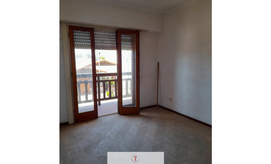 RETASADA - CASA CON CUATRO AMBIENTES Y DOS LOCALES !!!