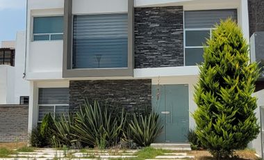 Se vende casa moderna y funcionalista en Zona Plateada, Pachuca, Hidalgo.