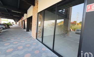 Local en renta para Minisuper de 180m2 Planta Baja frente a CINETIX Plaza Orquídeas Coatepec, Ver.