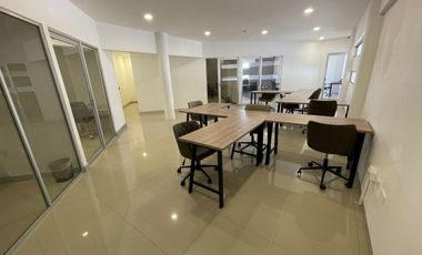 | Amplio corporativo de oficinas, en renta. |